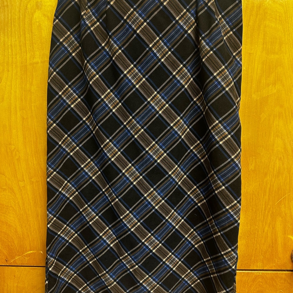 Briggs NY pencil skirt. Elegant and classy addition to your closet.
